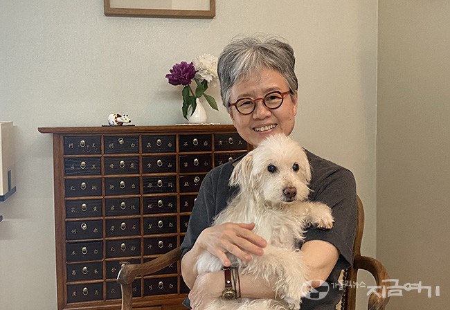 최수향 박사와 반려견 디디. ⓒ정현진 기자<br>