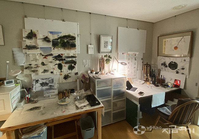최수향 박사가 현재 온전히 자신만의 일상을 보내는 공간이다. 서예와 그림을 그리고 글을 쓰기도 하는 이 작은 방 한 칸이 은퇴 뒤 그가 온전히 꿈꿨던 삶의 자리다. ⓒ정현진 기자