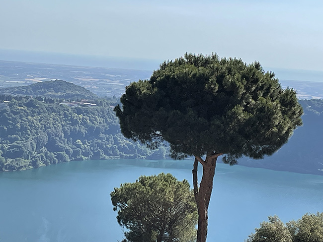 저 아래에 내려가 나무의 초록을 다 받아 안고 있는 물을 보면서, 예수님의 마음을 생각한다. 노자의 "도덕경"에서 말하듯 도는 물과 같아서 아래서 흐르기 때문이다. 그것이 어느 것이 되었든 다 받아들이기 때문이다. 로마 근교 라미에서. ⓒ박정은&nbsp;<br>