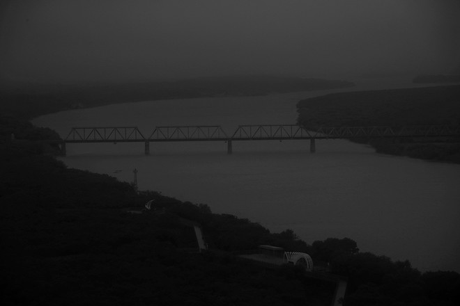 용호각 전망대에서 바라본 "조-러 우정의 다리(철교)"의 모습. 안개가 자욱했지만, 오른쪽은 북한 땅이고 왼쪽은 러시아 영토. 조-중-러의 국경이 맞닿은 곳이다. 두만강은 흐르고 흘러서 일본해와 사할린을 지나 동해로 흐른다.&nbsp;©장영식