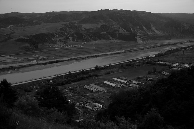 중국 도문시 일광산에서 바라본 두만강 너머 북한의 모습. 감동보다는 씁쓸함과 먹먹함이 밀려왔다. 두만강의 폭이 좁았고, 물의 량도 많지 않아 보였다. 노젓는 뱃사공도 없었다. ©장영식