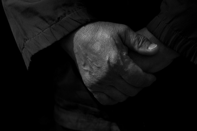 분단의 아픔을 이고지고 살아왔던 한 노인의 모은 손은 무엇을 말하고 있을까. ©장영식