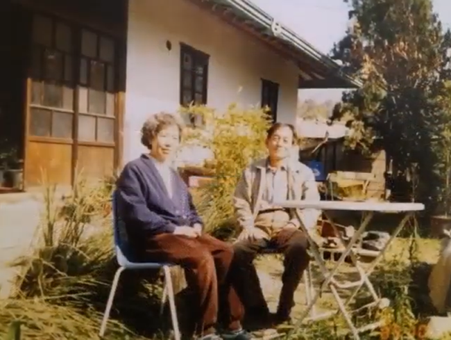 원주 집에서 무위당 장일순(오른쪽)과 아내 모습. (사진 출처 = 무위당학교가 유튜브 채널에 올린 동영상 갈무리)