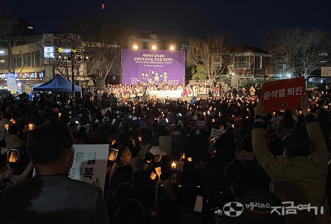 2023년 3월 20일 천주교정의구현사제단이 첫 시국 미사를&nbsp;봉헌한&nbsp;전주 풍남문 광장에는 사제 150여 명과&nbsp;수도자, 시민 1000여 명이 모였다.&nbsp;ⓒ정현진 기자<br>