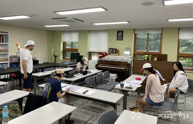 17일, 명동 영성센터에서 대본 연습 중인 배우들과 방은미 감독. ⓒ정현진 기자<br>