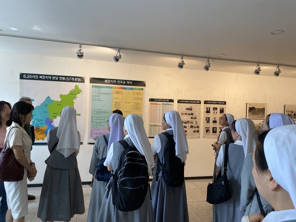 참회와 속죄의 성당을 순례하는 참가자들.&nbsp;ⓒ정현진 기자