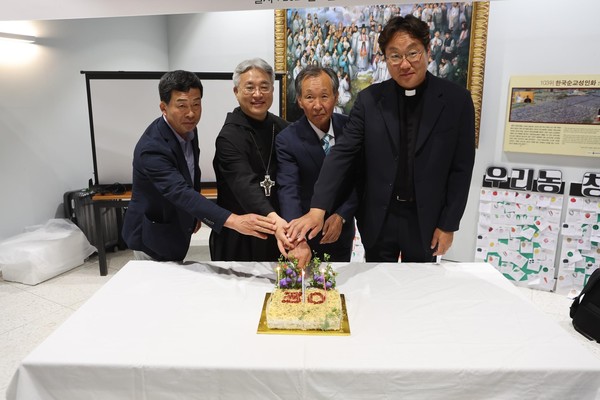 우리농촌살리기운동 30주년 기념행사에서, 안영배 신부.(맨 오른쪽) (사지 제공 = 안동교구 가톨릭농민회)