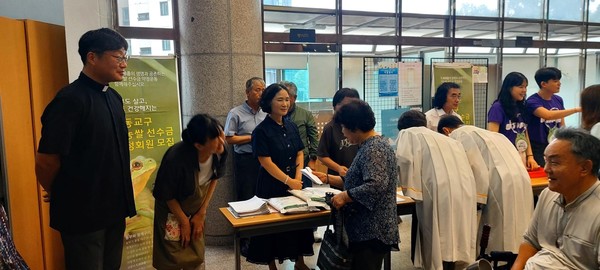 서울대교구 문정동 성당과  안동교구 쌍호분회가 맺는 쌀약정 자리.(사진 제공 = 안동교구 가톨릭농민회)