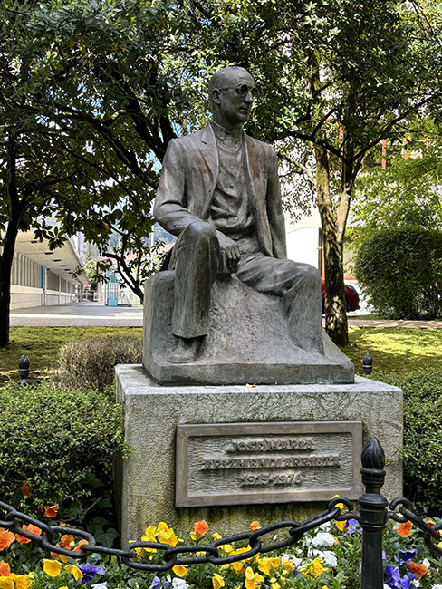 몬드라곤 대학 교정에 있는 호세 마리아 아리스멘디아리에타&nbsp;신부 동상.&nbsp;©조은기<br>