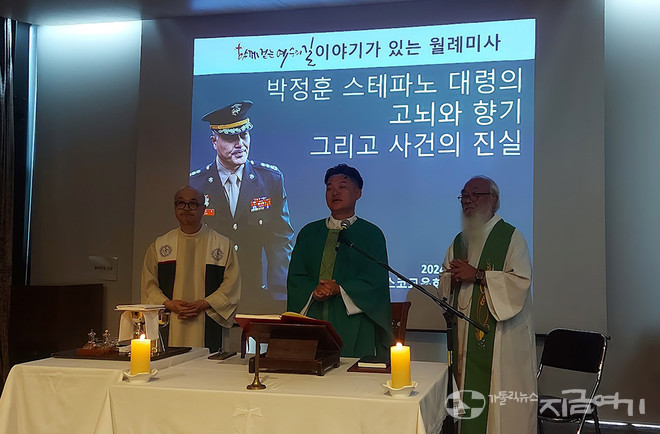 이날 미사는 (왼쪽부터) 최영민 신부(예수회)와 김성 신부(한국순교복자성직수도회), 문정현 신부(전주교구)가 공동 주례했고, 신자 100여 명이&nbsp;함께했다. ©경동현 기자<br>