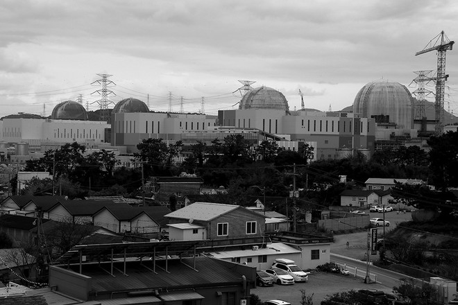 왼쪽부터 상업 발전을 하고 있는 신고리 핵발전소 3호기와 4호기와 건설 중인 신고리 핵발전소 5호기와 6호기가 병풍처럼 펼쳐 있는 신리마을의 모습. ⓒ장영식<br>