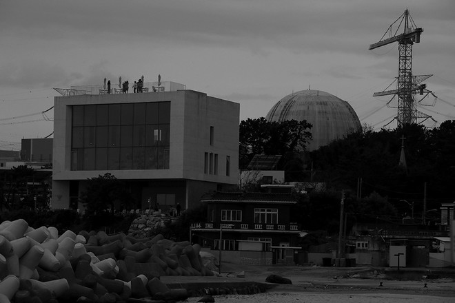 세계 최대 핵발전 단지가 있는 마을에 대형 카페가 들어섰다. 사진으로도 글로써도 표현하기 힘든 풍경이 자리 잡고 있다.&nbsp;ⓒ장영식