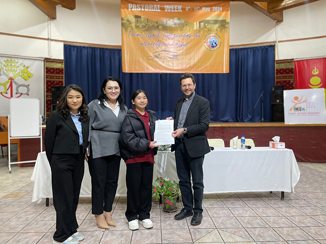 몽골 소녀 게겔른(왼쪽에서 세 번째)에게 교황의 답장을 전달하는 몽골 울란바토르 지목구장 조르조 마렌고(왼쪽에서 네번째). ⓒ한국희망재단<br>