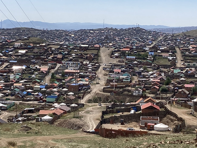 체쯔동 전경. 흰 원뿔 형태 지붕을 한 이동식 가옥 게르가 곳곳에 보인다. ⓒ한국희망재단<br>