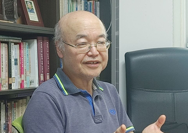 지난 8월 5일 우리신학연구소에서 대담하고 있는 성정모 교수. (사진 제공 = 우리신학연구소)<br>