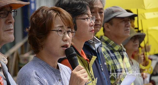 2017년 8월 7일, 홍명옥 전 보건의료노조 인천성모병원 지부장(왼쪽 둘째)이 인천성모병원 앞에서 열린 기자회견에서 손해배상 소송 기각에 대해 소감을 말하고 있다. ⓒ지금여기 자료사진