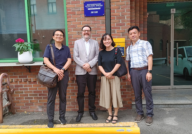 (왼쪽부터) 인터뷰 통역을 한 황경훈 우리신학연구소 선임연구원, 에드가 크룸펜 종신부제, 이미영 우신연 선임연구원, 경동현 기자 (사진 제공 = 우리신학연구소)<br>