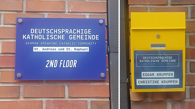 한남동 국제성당 건물 입구에 걸린 공동체 안내판과 우편함. (사진 제공 = 우리신학연구소)<br>