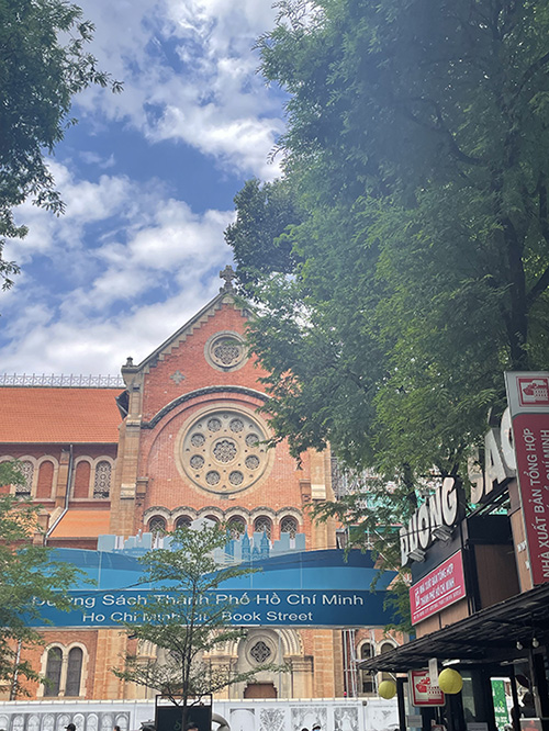 사이공 시내 한복판에 있는 대성전. 그곳에 가면 열심한 신자들이 있고, 순교자들의 동상이 있고, 옆에는 책방 거리가 있다. 무언가 간절한 느낌이 있어서, 나는 이 성당을 좋아한다. ⓒ박정은