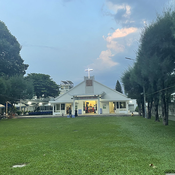 내가 머무는 베트남 신학교 옆 본당(성당)에서 기도하는 소리는 이른 새벽에 시작된다. 그래서 내가 느끼는 베트남은 새벽을 여는 기도 소리다. 기도 소리에 깨서 미사를 드리고, 함께 공부하는 이 시간은&nbsp; 수도자의 리듬과 질서를 회복하는 시간. ⓒ박정은<br>