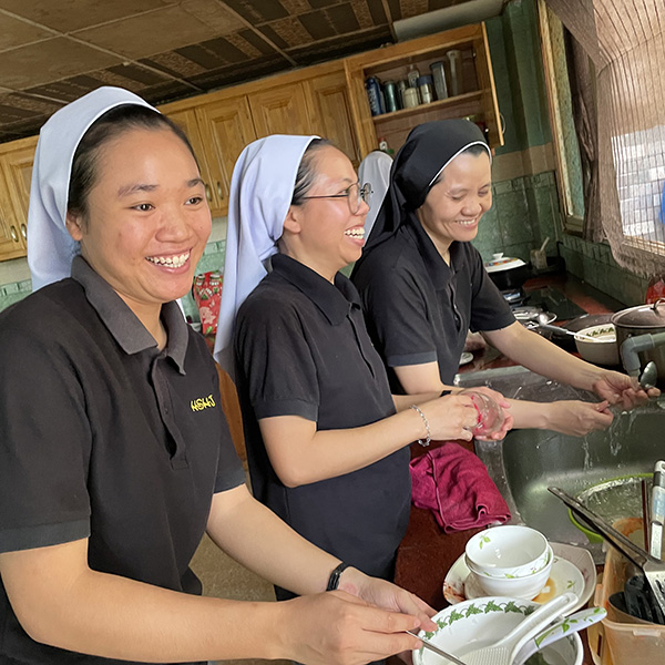 젊은 베트남 수녀님들이 기도하는 소리, 웃는 소리, 그런 소리 안에서, 사랑을 읽는다. 하늘나라를 위한 야심을 내려놓고, 그저 매 순간 하늘나라를 만나고 싶다. ⓒ박정은