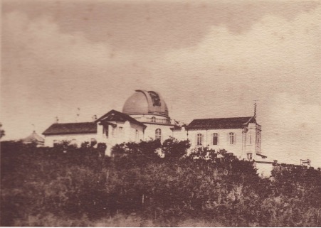 1901년 상해 서남쪽 사산(佘山) 정상에 세워진 천문대(observatoire de Zo-sé). 서가회 관측소가 운영한 별도의 천문대였다. (이미지 출처 = “서가회 천문대(l’Observatoire de Zi-Ka-Wei) 50주년 자료집”, 1928)