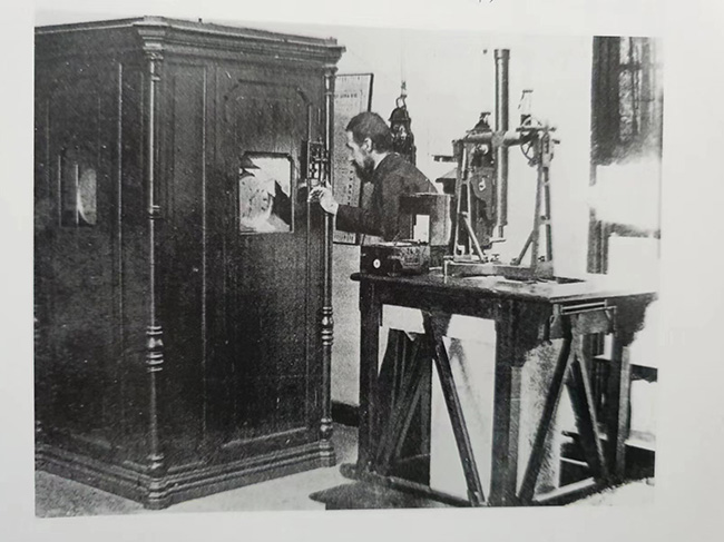 서가회 천문대에서 기상 자료를 분석하는 모습. (이미지 출처 = “역사 속의 서가회”(歷史上的徐家匯), 2015)<br>