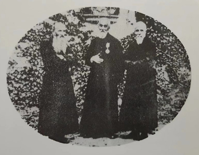 서가회 천문대의 책임자들. (왼쪽부터) 슈발리에(Chevalier), 드 므와드리(De Moidrey), 루이 프록(Louis Froc) 신부. (이미지 출처 = “역사 속의 서가회”(歷史上的徐家匯), 2015)<br>