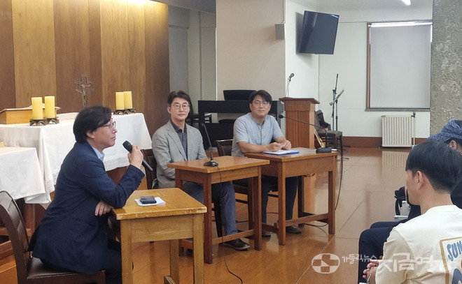 이날 이야기 마당에서 (왼쪽부터) 사회자 이원영(함께 걷는 예수의 길 운영위원), 노종면 의원, 이호찬 본부장이 함께했다.&nbsp;©경동현 기자