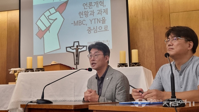 (왼쪽부터) 노종면 의원과 이호찬 본부장이 언론개혁에 대해 이야기하고 있는 모습.&nbsp;©경동현 기자&nbsp;