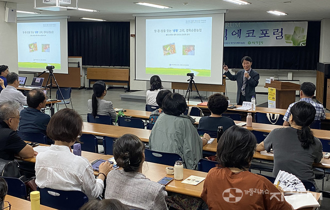 최덕천 교수는 "경축순환농법의 순환 체계는 땅과 농가, 지역사회 단위를 넘어 전 사회적 순환을 하고 있다"고 말했다. ⓒ정현진 기자<br>
