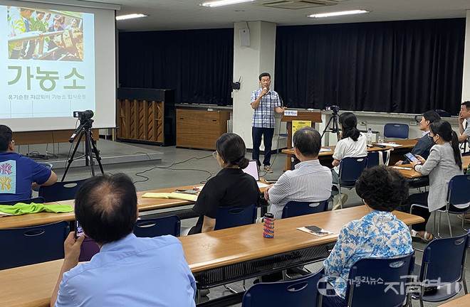 이상식 농민은 경축순환농법을 하는 이유는 "세상이 조금이라도 정신을 차릴 수 있는 일을 하고 있다"는 믿음 때문이라고 말했다. ⓒ정현진 기자<br>