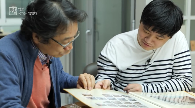 '시사기획 창'에 출연했던 필자 반철진 씨와 범이가 어릴 적 사진을 보며 입양 당시 상황을 이야기하고 있다. (이미지 출처 = '입양, 국가는 없었다', KBS 시사기획 창 유튜브 영상 갈무리)