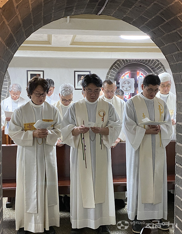 미사 전, 명동대성당 지하 경당에서 순교자들을 기억하며 기도하는 사제단. ⓒ정현진 기자