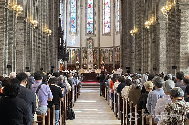 50년을 함께 걸어온 이들이 명동대성당을 가득 채웠다. ⓒ정현진 기자