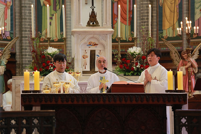 이날 미사는 문규현 신부가 주례하고 90여 명 사제가 함께 집전했다. ⓒ서경렬