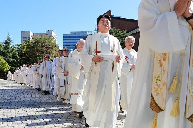 입당하는 사제단. ⓒ서경렬