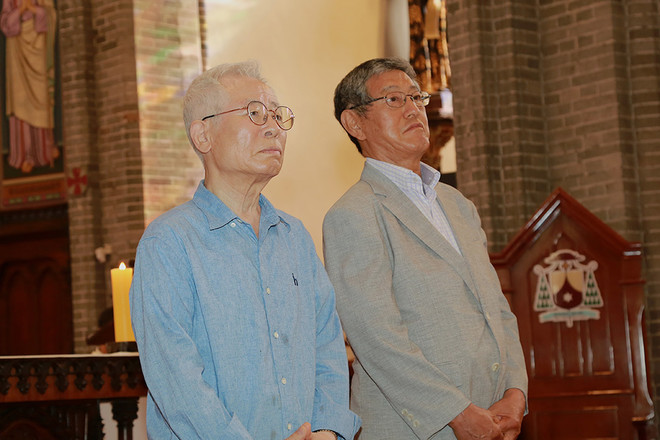 (왼쪽부터)사제단에게서 감사패를 받은 안유 씨와 전병용 씨. ⓒ서경렬<br>