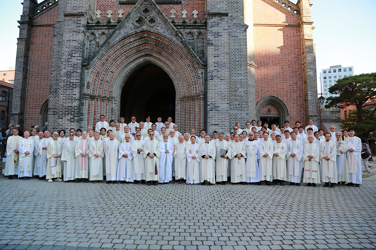 50주년 기넘 미사에 참가한 사제단. ⓒ서경렬