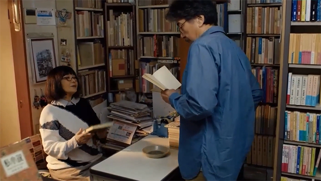 히라야마는 틈틈이 헌책방에 들러서 책을 사고, 잠들기 전 책을 읽으며 하루 일과를 마무리한다. (이미지 출처 = '퍼펙트 데이즈' 화면 갈무리)