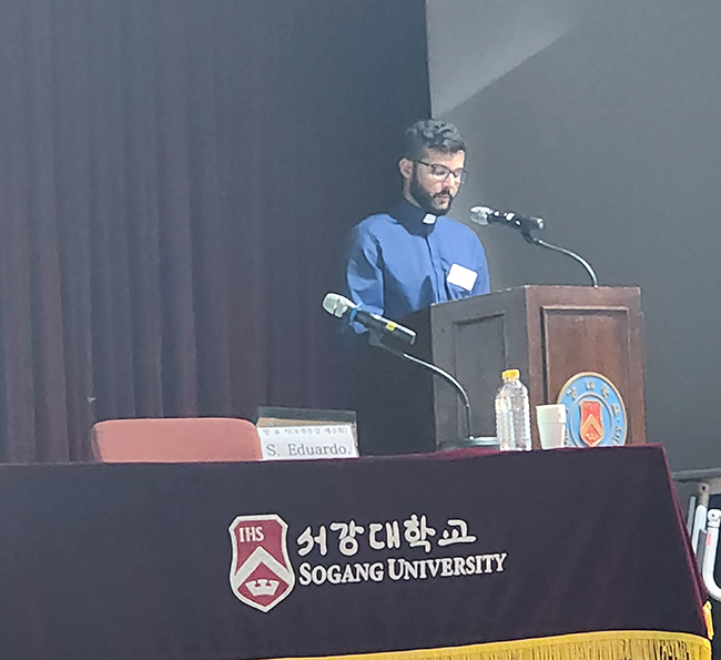포르투갈 예수회 에두아르도 다 실바 수사는 2023 리스본 세계청년대회의 준비와 참여 경험을 나눴다. (사진 제공 = 서강대 신학연구소)