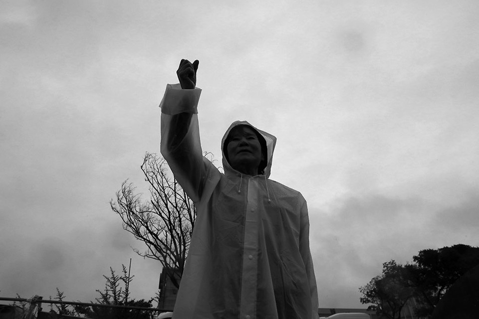 최근 이주대책위 부위원장인 황분희 씨는 이주할 수 있는 기회가 있었습니다. 살던 집이 도로 확장으로 철거되고 보상을 받은 것입니다. 그러나 그이는 혼자 떠나는 것을 거부했습니다. 남은 자투리 땅에 집을 짓고, 주민들과 함께 이주할 수 있는 날까지 싸우기로 결심했습니다.10년의 행사를 마치고, 200여 명의 연대자 앞에서 외쳤습니다. "여러분들이 함께하는 한, 끝까지 포기하지 않고 싸우겠습니다. 탈핵!"&nbsp;ⓒ장영식<br>