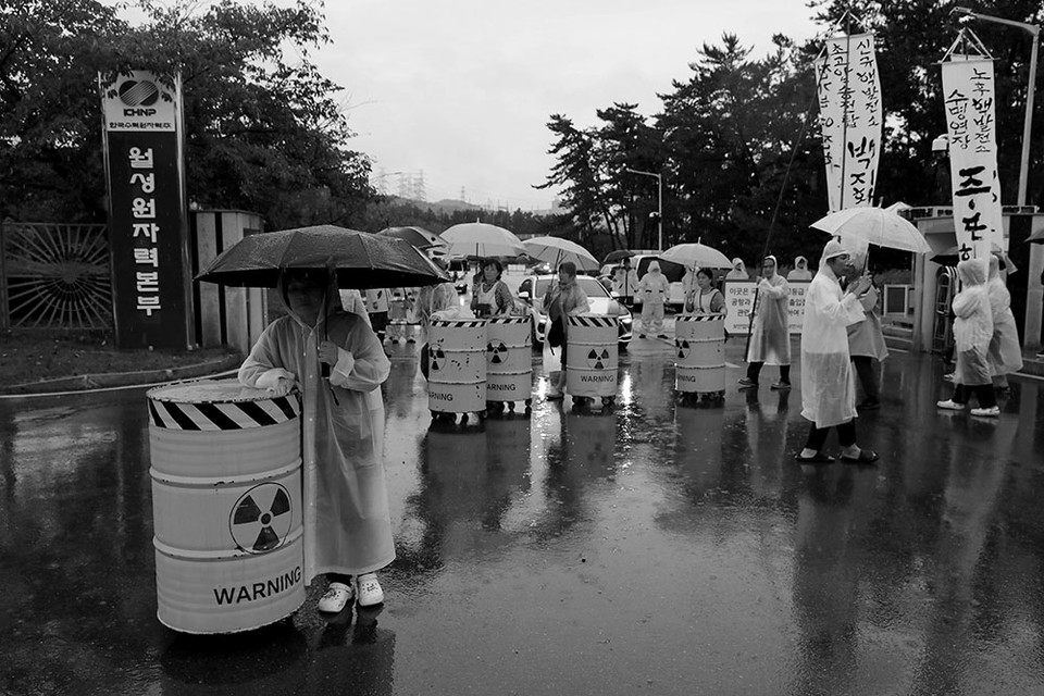 2014년 8월 25일 이후 10년의 시간이 흘렀습니다. '이주만이 살 길이다'라며 절규했던 10년입니다. 10년이 지난 지금까지 변한 것은 없습니다. 천막농성장에서부터 시작해서 월성 핵발전소 정문 앞까지 돌아오는 시위도 변함이 없습니다. 함께했던 대부분의 나아리 주민은 떠나가고, 그 자리에는 전국에서 달려온 시민들이 함께했습니다. ⓒ장영식<br>