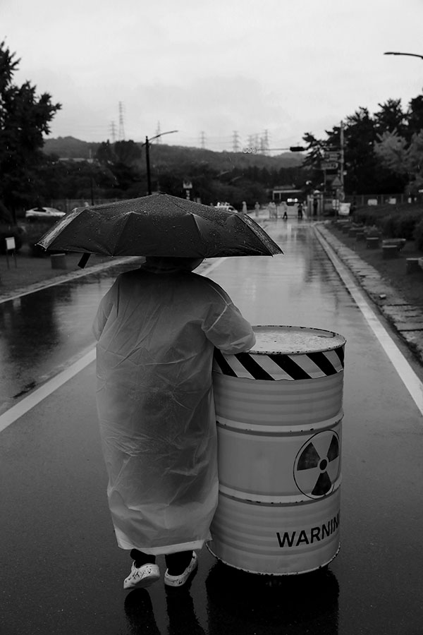 10년의 세월 동안 월성 주민들의 한이 서린 상여들도 빛이 바랬습니다. 남은 사람들의 눈빛에도 한이 서렸습니다. 빗속의 행진은 한을 넘어 새로운 시작을 상징하는 행진이었습니다.&nbsp;ⓒ장영식<br>