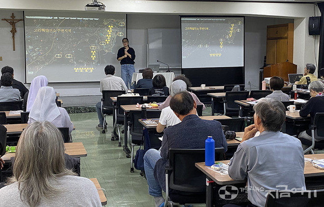 한일탈핵평화순례 둘째 날, 정수희 집행위원(밀양765kV송전탑반대대책위원회)은 부산 지역 탈핵운동의 역사를 말하고, 탈핵을 위한 제도가 중요하다는 것을 강조했다. ⓒ정현진 기자&nbsp;<br>