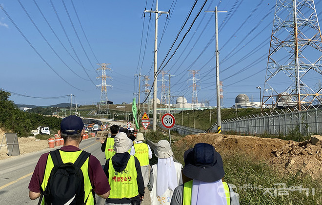 고리 발전소를 향하는 길. 하늘은 온통 송전탑과 송전선으로 뒤덮여 있다. 송전탑은 핵발전의 필연이며, 주민들의 삶을 파괴한 자리에 세워진다. ⓒ정현진 기자<br>