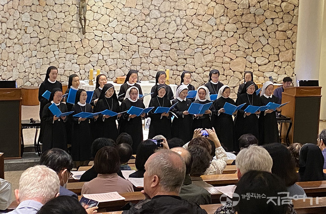 영원한 도움의 성모 수녀회의 노래 선물. ⓒ정현진 기자<br>