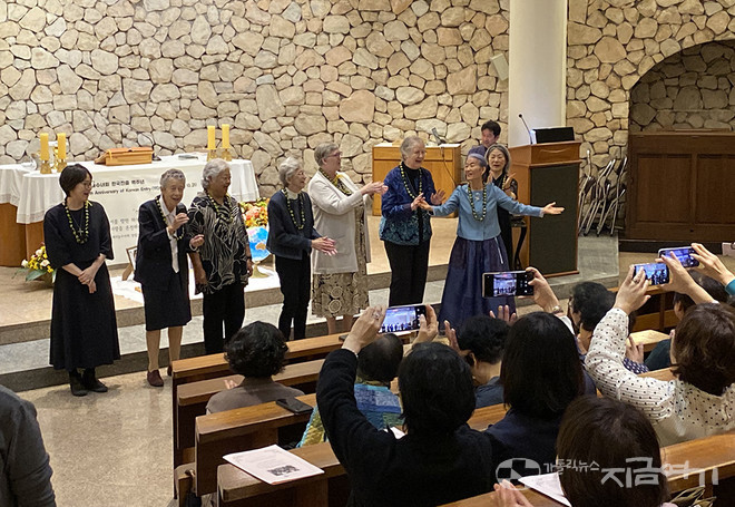 본원 총장과 부총장, 한국과 일본에서 활동하는 수녀들. 이들은 참석자들을 비롯해 지난 100년 시간 속에서 함께해 온 모든 이가 자신들의 빛이었다면서, 'You are my sunshine'을 노래했다. ⓒ정현진 기자<br>
