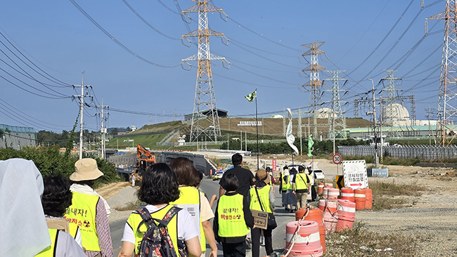 고리 핵발전소를 향해 가고 있는 한일탈핵순례단.&nbsp;©삼척평화