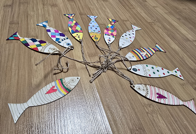 함께 색칠한 나무 꽁치 책갈피. ©삼척평화